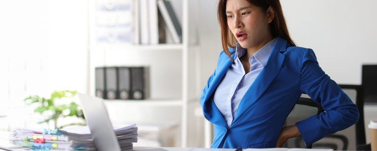 Rückenschmerzen im Büro: So beugen Sie Schmerzen vor